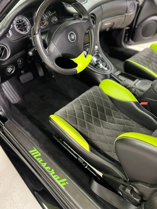 Maserati-Innenraum, Polster und Einstiege