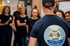 Ben Felis von hinten im Camp-Shirt vor der Gruppe
