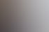 Eine Person hält ein dunkelblaues Ringbuch mit dem weißen Logo der Firma Herner Glas in den Händen.