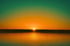 Sonnenaufgang über dem Starnberger See in warmem Orange