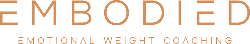 Logo „EMBODIED EMOTIONAL WEIGHT COACHING“ mit einem orangefarbenen „E“ in einem Kreis auf grünem Hintergrund.