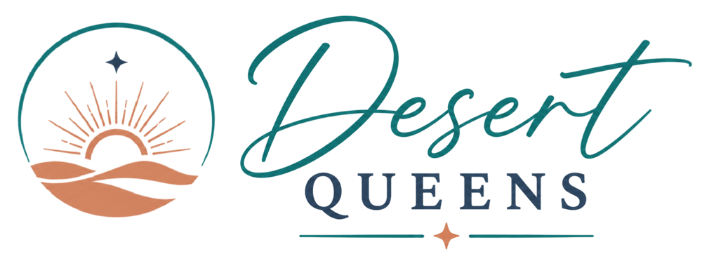Desert Queens Logo mit Wüstendünen, aufgehender Sonne und Stern in einem Kreis auf schwarzem Hintergrund.