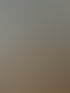 Ein heller Empfangsbereich mit einer weißen Theke, beleuchteter Holzverkleidung und Hängeschränken im Hintergrund.