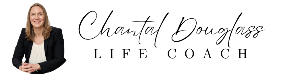 Porträt einer lächelnden Frau mit blonden Haaren und Text: Chantal Douglass, SPIRITUAL LIFE COACH.