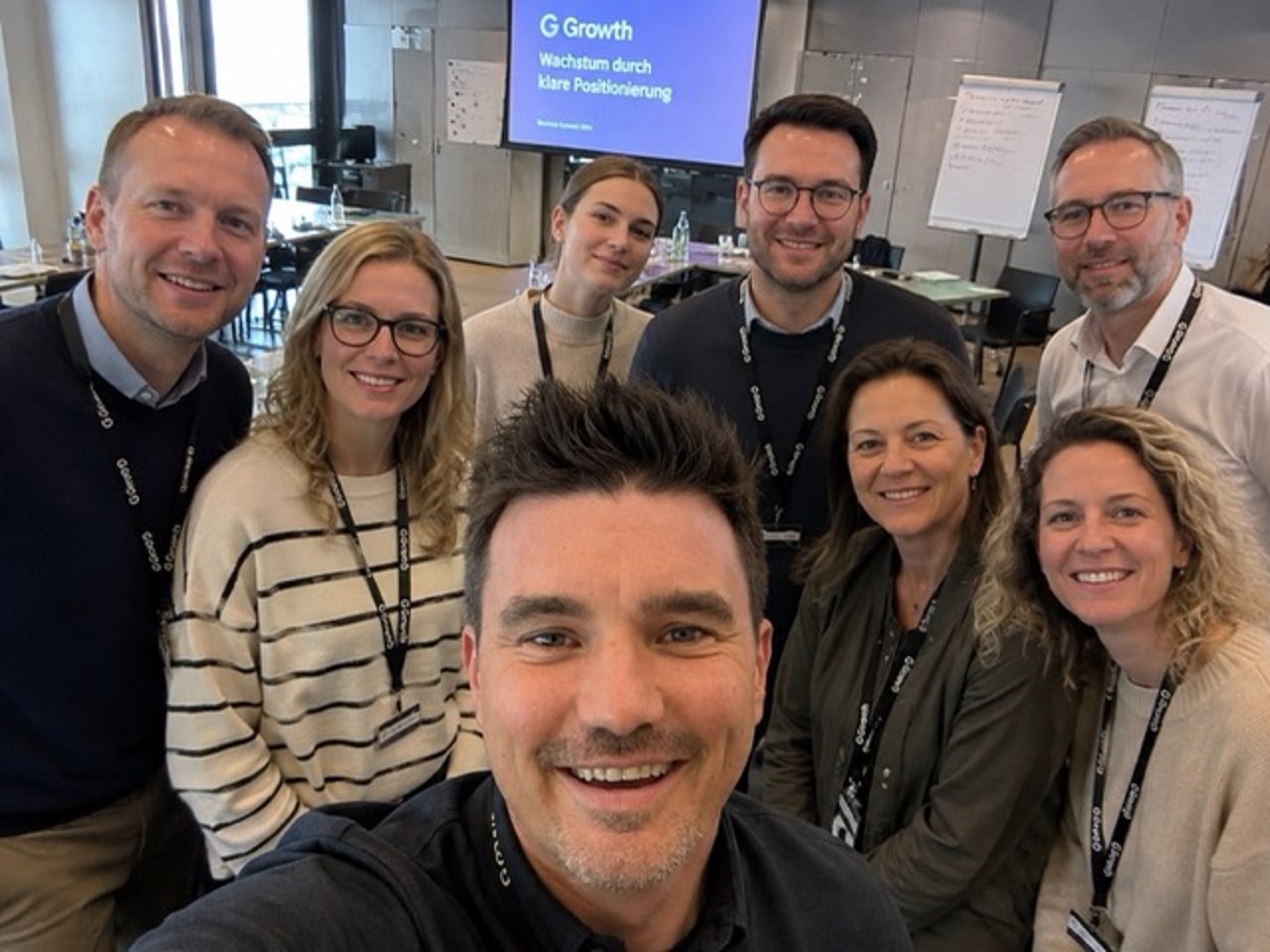 Selfie mit Teilnehmenden eines NEOP-Trainings im Seminarraum