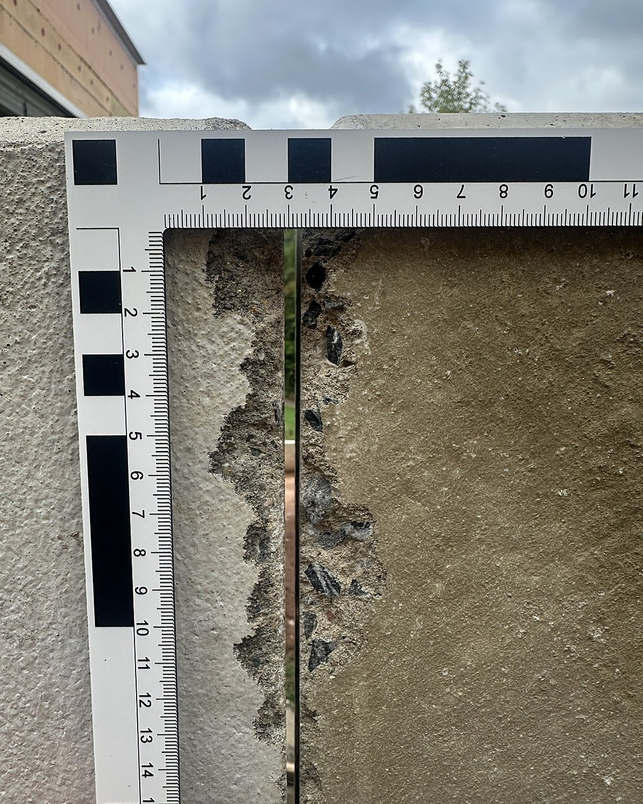 Dokumentation einer Bauteilfuge an Betonelementen mit angelegtem Maßstab.