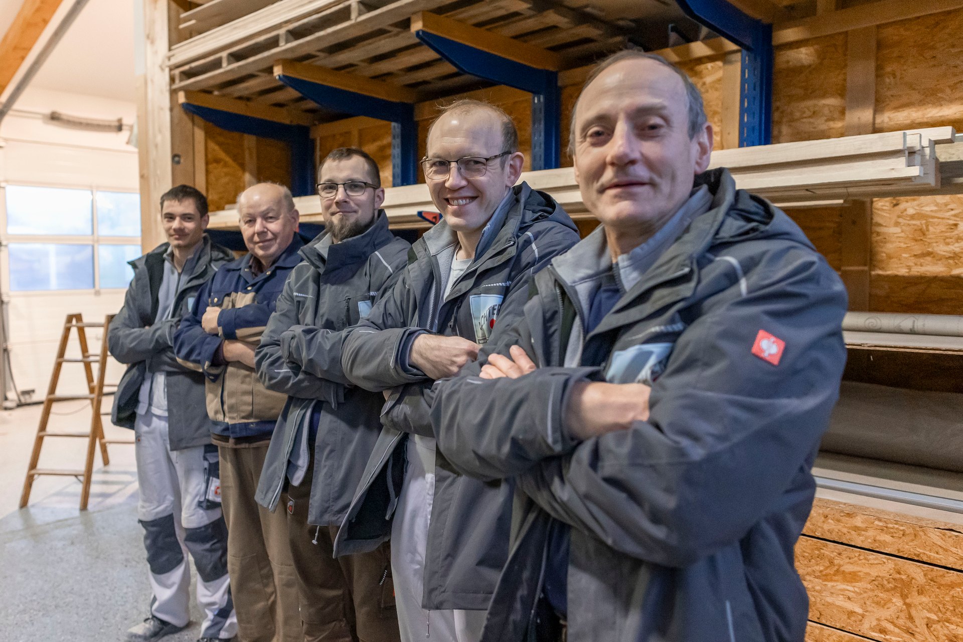 Das Team von Maler & Parkett Wachter in der Werkstatt in Tanna