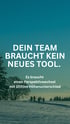 DEIN TEAM BRAUCHT KEIN NEUES TOOL. Es braucht einen Perspektivwechsel mit 1000m Höhenunterschied. Eine Gruppe Menschen wandert auf einem schneebedeckten Weg.