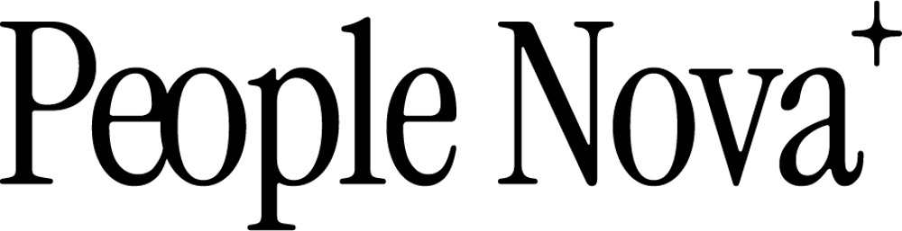 Schwarzer Text „People Nova⁺“ auf dunkelgrünem Hintergrund.