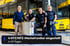 Team der Solaris Deutschland GmbH vor einem gelben Bus in der Werkstatthalle – 4 KFZ/NFZ-Mechatroniker in 49 Tagen rekrutiert