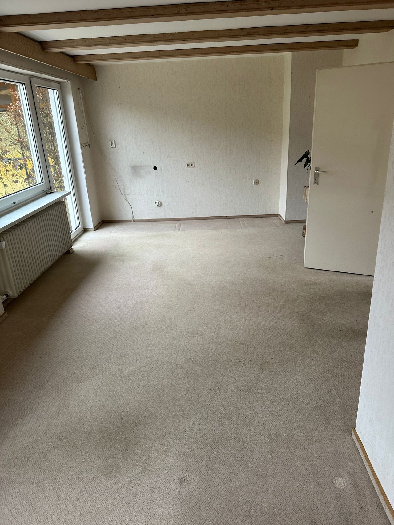 Leerer Wohnbereich nach der kompletten Räumung eines Hauses in Kaufbeuren