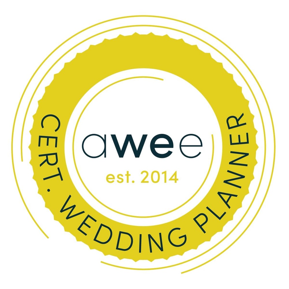 Gelb-weißer Kreis mit Text "CERT. WEDDING PLANNER" und "awee est. 2014"