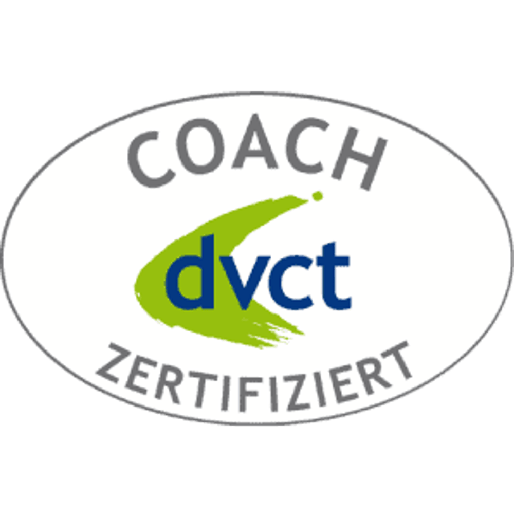 Graues ovales Logo mit dem Text „COACH ZERTIFIZIERT“ und dem blauen „dvct“-Schriftzug auf grünem Pinselstrich.