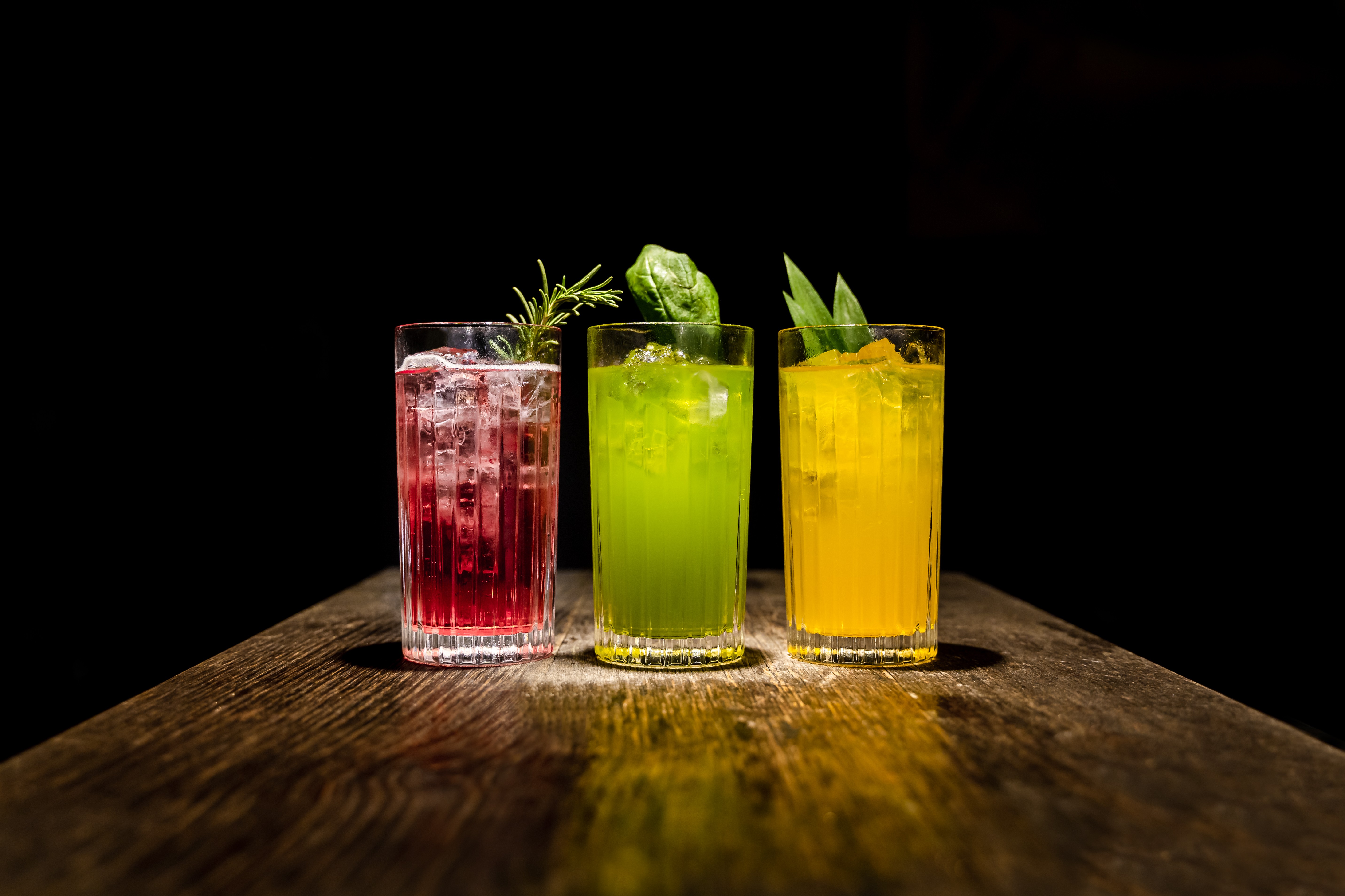 BALIS Drinks in Gläsern auf einem Holztisch