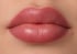 Nahaufnahme von vollen, glänzenden rosa Lippen.