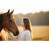 Frau und Pferd im Blickkontakt