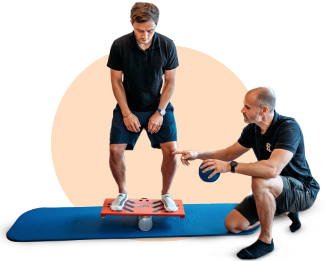 Therapeutin von Physioproaktiv Mitte im Gespräch mit einem Patienten