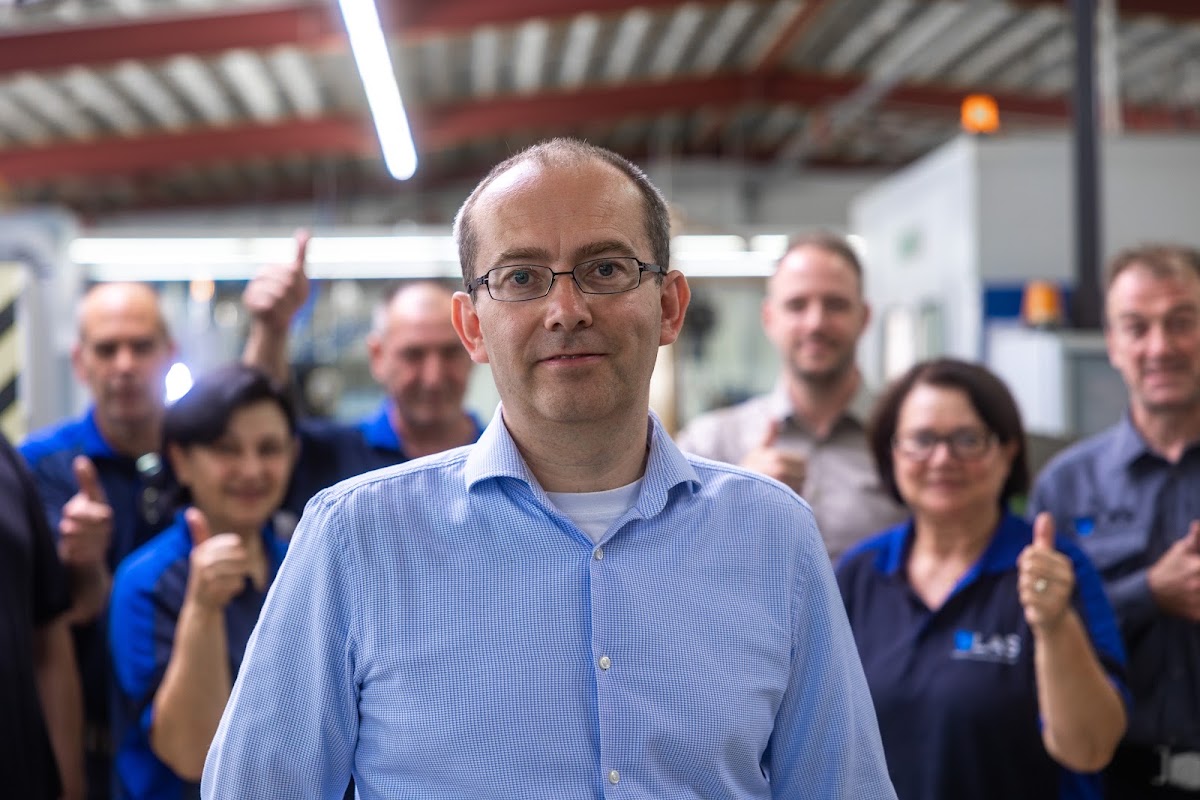 Ansprechpartner der LAS-GmbH in der Produktionshalle