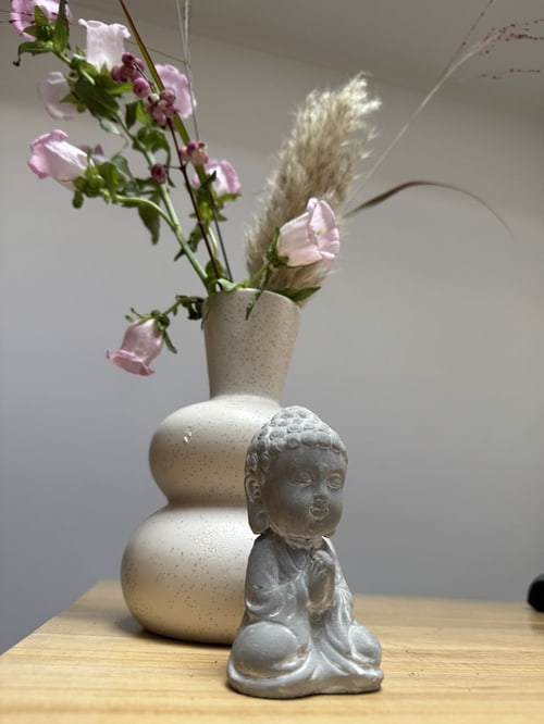 Buddha und Blumen