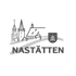 Stilisierte Stadtsilhouette mit Kirche und Wappen, darunter der Schriftzug "NASTÄTTEN".