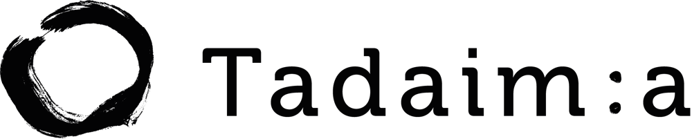 Logo mit einem schwarzen Kreis und dem Text „Tadaim:a“ auf grünem Hintergrund.