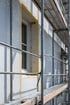 Hausfassade mit aufgebrachten Dämmplatten und Gerüst – Montage eines Wärmedämmverbundsystems durch Fachhandwerker