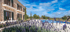 Steinhaus mit Lavendelbeet, blauem Pool und mediterraner Landschaft unter blauem Himmel.