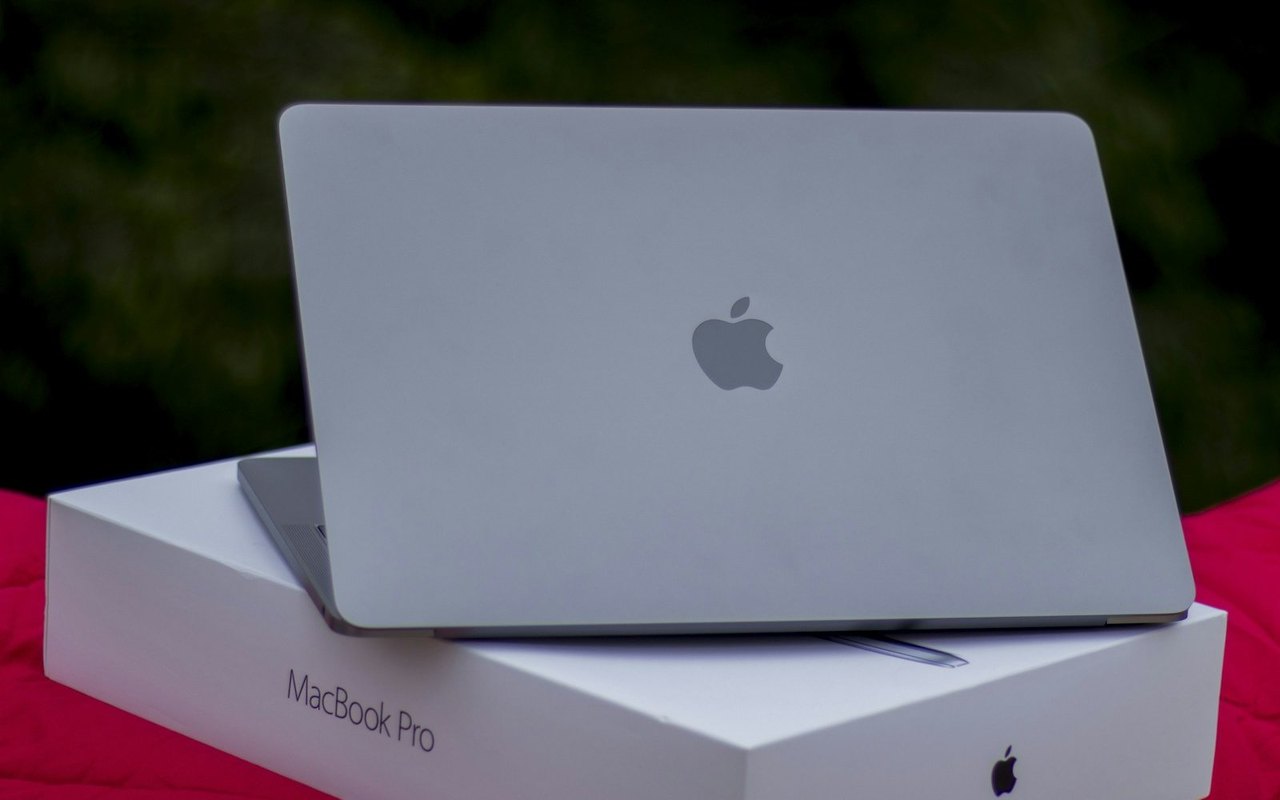 Silbernes MacBook Pro liegt auf seinem weißen Originalkarton