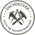 Rundes Logo mit zwei gekreuzten Dachdeckerhämmern und Zirkel, umgeben vom Text "DACHDECKER HOCH DIE DACHDECKERKUNST".