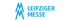 Blaues Logo der Leipziger Messe mit dem Doppel-M Symbol auf schwarzem Hintergrund.