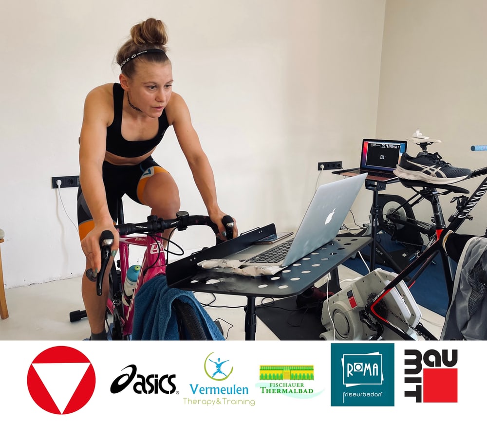 Julia Mayer am Rollentrainer beim Rennen der E Cycling League Austria