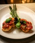 Frischer Fisch mit Tomaten-Oliven-Sugo und grünem Spargel – italienisches Restaurant Koblenz