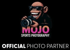 Ein lächelnder Affe mit Sonnenbrille und Kamera mit den Worten „MOJO SPORTS PHOTOGRAPHY OFFICIAL PHOTO PARTNER“.