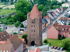 Immobilienmakler zeigt das historisches Dammtor von Barth in der nähe von Rostock