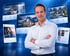 David Bertsch vor Website-Beispielen für Handwerksbetriebe