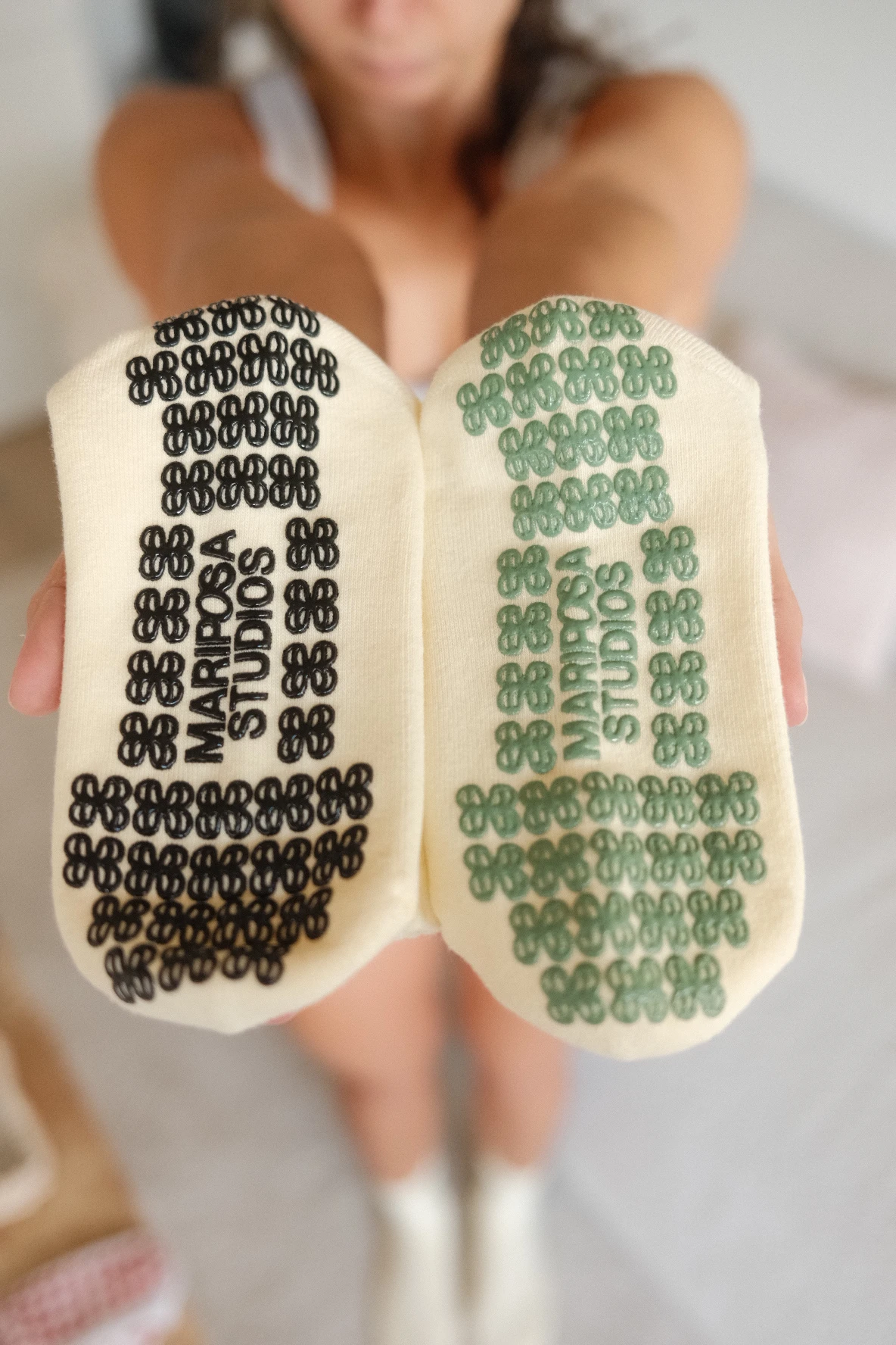 Stoppersocken mit Logo und rutschfester Grip-Sohle für Reformer- und Barre-Kurse im Studio