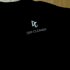 Schwarzes DC T-Shirt mit Logo – hochwertiges Baumwollshirt im Cleaner-Style für Alltag und Arbeit.
