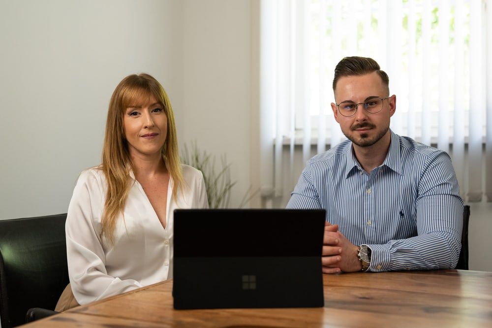 Ines Thurner und Arnold Abraham in einer Besprechung