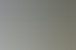 Mann im hellblauen Sakko zeigt auf Plan auf einem Tisch, umgeben von Kollegen.