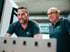 Zwei Männer mit Firmenlogo „dutec“ beim Videodreh in einer Produktionshalle – Testimonial-Szene für B2B-Videoproduktion von Kopfkino.