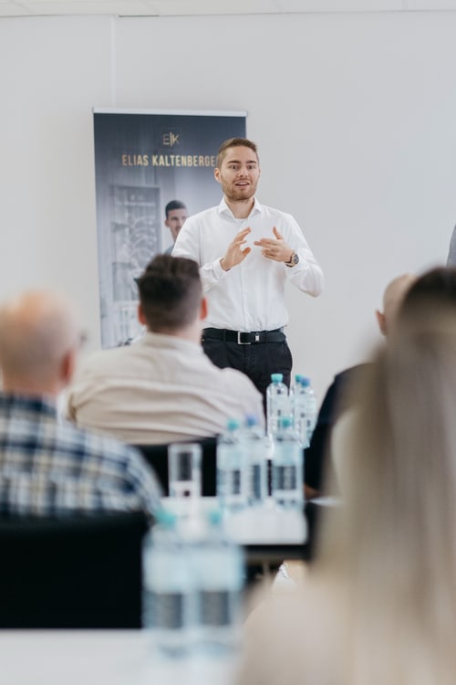 Vortrag von Tobias Dittus vor Publikum bei einer Firmenveranstaltung