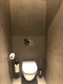 Modernes WC mit grauer PU-Beschichtung in Betonoptik