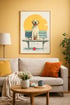 Labrador Poster über Sofa in modernem Wohnzimmer mit gelber Wand und warmen Farbakzenten