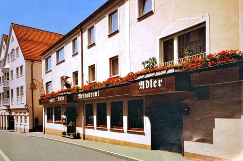 Hotel Adler Restaurant mit Geranien und Markise