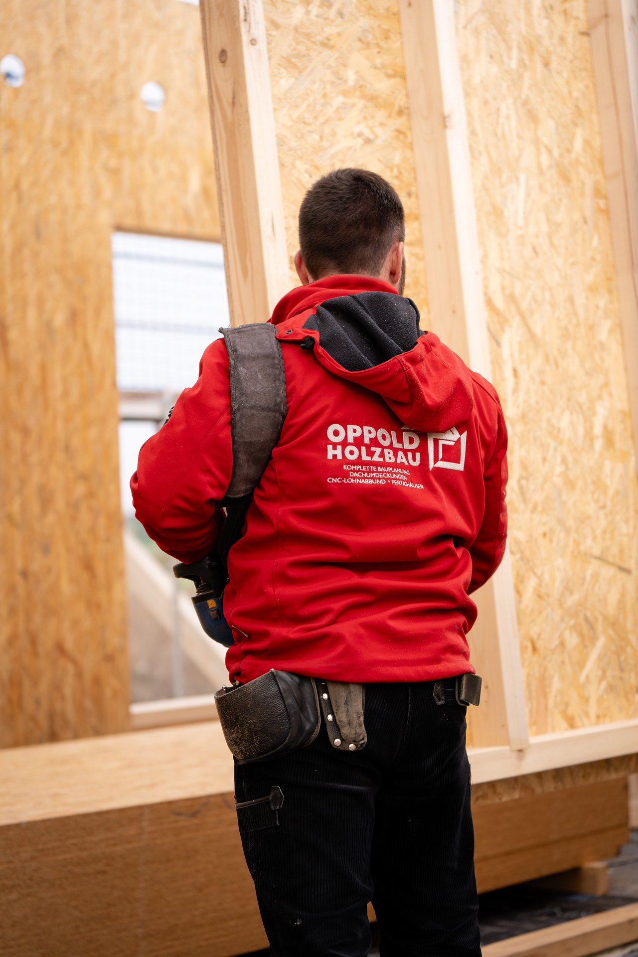 Oppold Holzbau Mitarbeiter mit Holzbalken