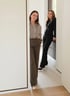 Susanne Liss und Deana Leann Reinecke vor Ort, bereit für eine Einzelbesichtigung mit einer Interessentin.