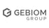 Graues Logo der GeBioM Group mit einem hexagonalen Symbol, das den Buchstaben G umschließt.