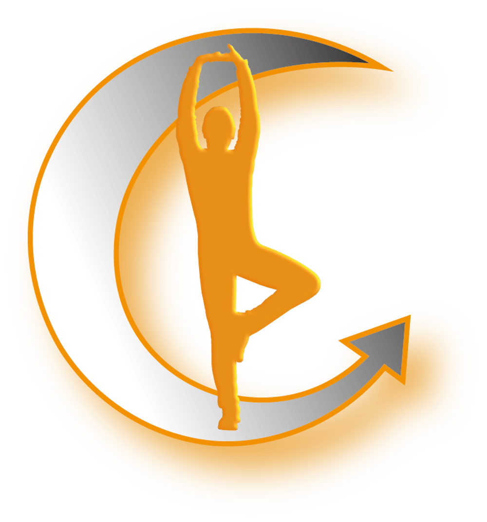 Orangefarbene Silhouette einer Person in Yoga-Baum-Pose vor einem silbernen Sichelmond mit Pfeilspitze auf schwarzem Grund.