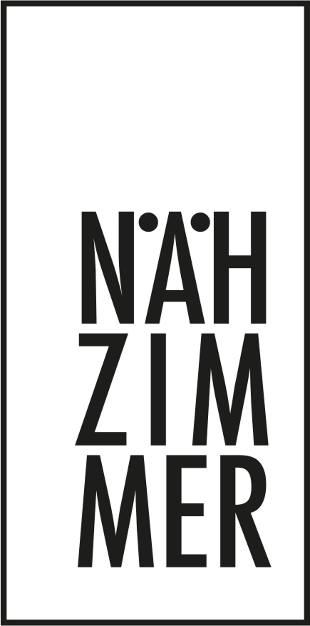 Schwarzer Text „Näh Zimmer“ auf weißem Hintergrund in einem schmalen schwarzen Rahmen.