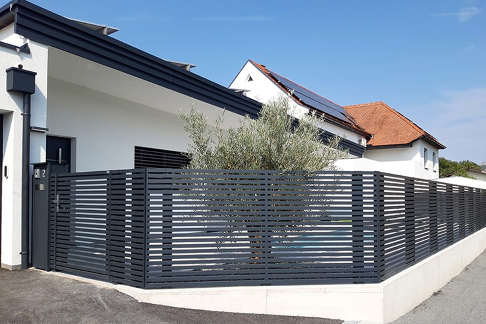 GUARDI LINEA S Zaun mit Querlatten und Gartentür